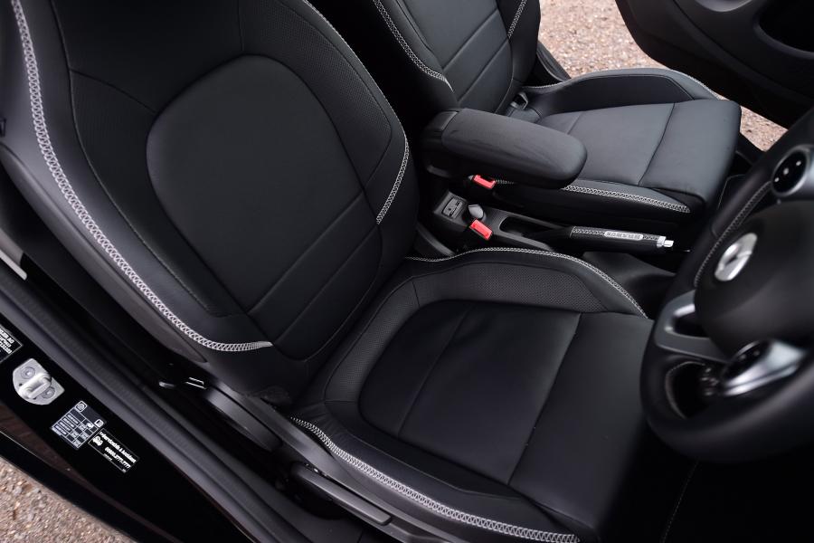 Интерьер Smart ForTwo Xclusive Coupe by Brabus 2016 года  (UK) (фото 7 из 13)